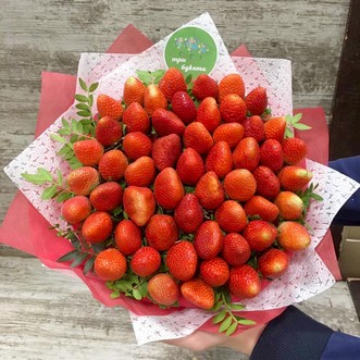 Букет из 55 ягод клубники в крафте