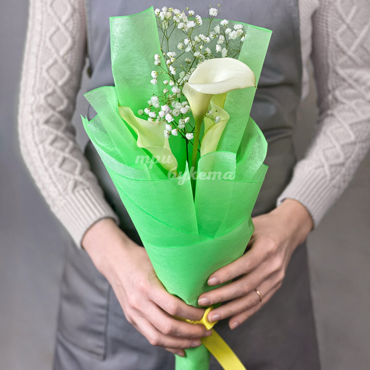 Мини-букет из 3 калл (крупный план)