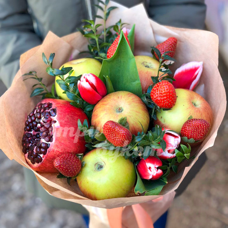 Букет из яблок и тюльпанов (крупный план)