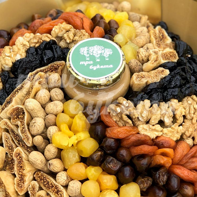 Букет из кураги и чернослива (крупный план)