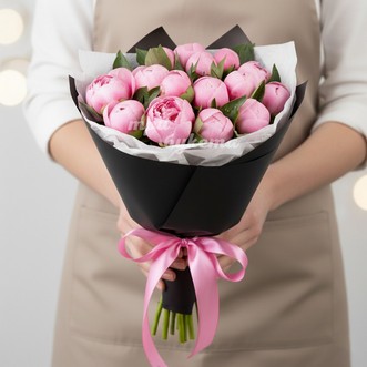 Букет из 15 розовых пионов в крафте