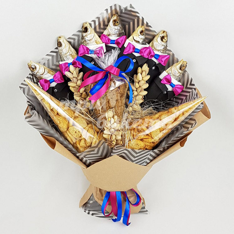 Мужской букет из рыбы и сухариков