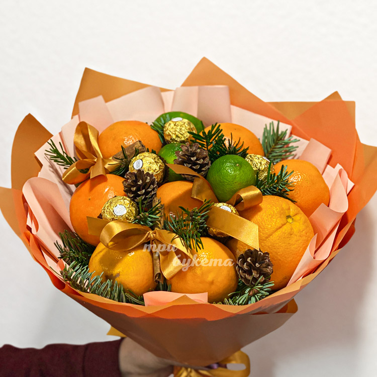 Зимний букет из мандаринов и ели (крупный план)