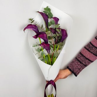 Букет из 7 фиолетовых калл Букет из 7 фиолетовых калл