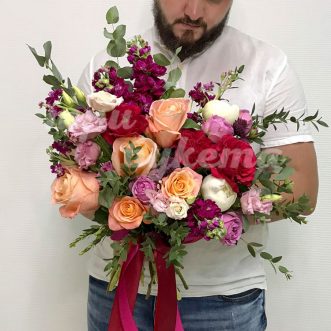 Пышный букет роз и маттиол