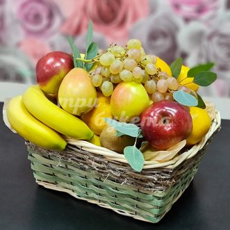 Корзина с бананами и виноградом