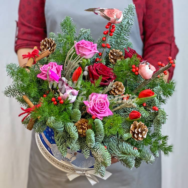 Праздничная композиция из роз и хвои (в руках)