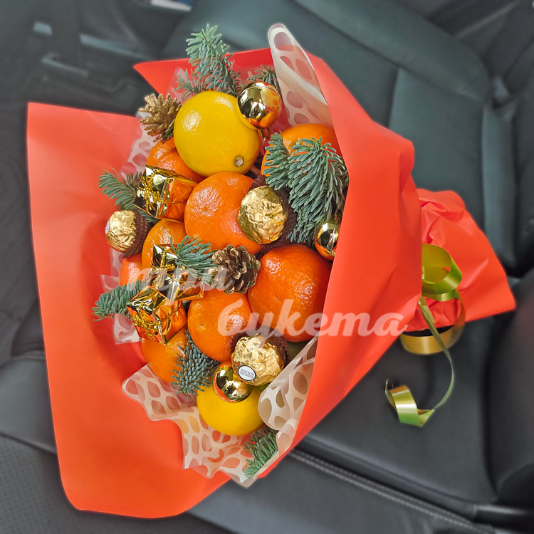 Букет апельсинов и новогодний декор (в салоне автомобиля)