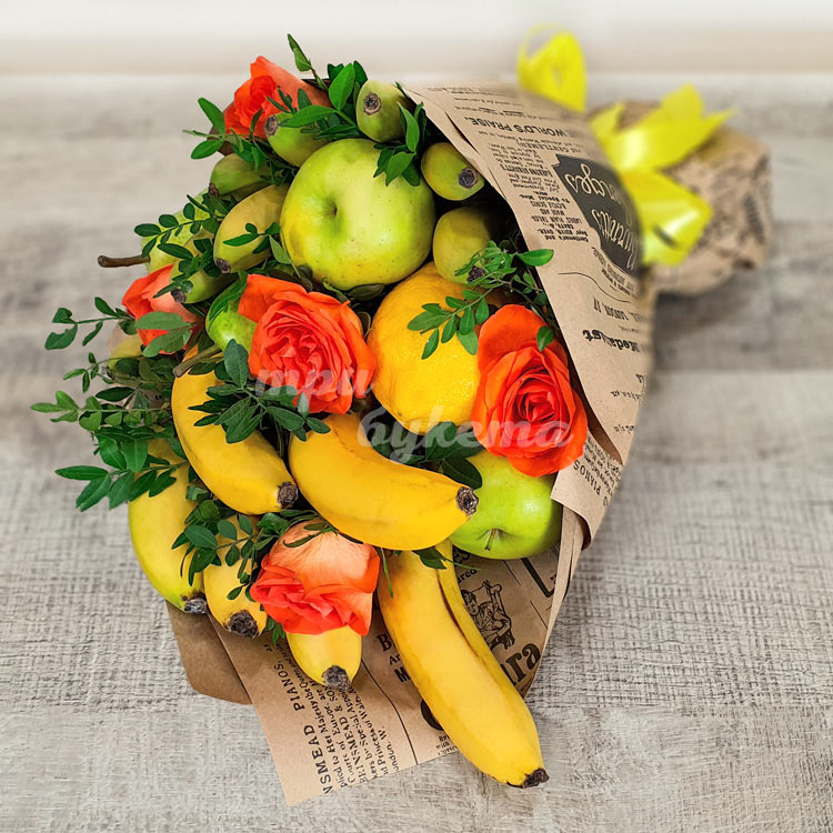 Букет из бананов, яблок, груш и роз (вид сбоку)
