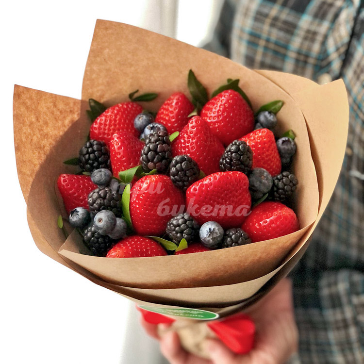 Мини-букет из клубники и ежевики