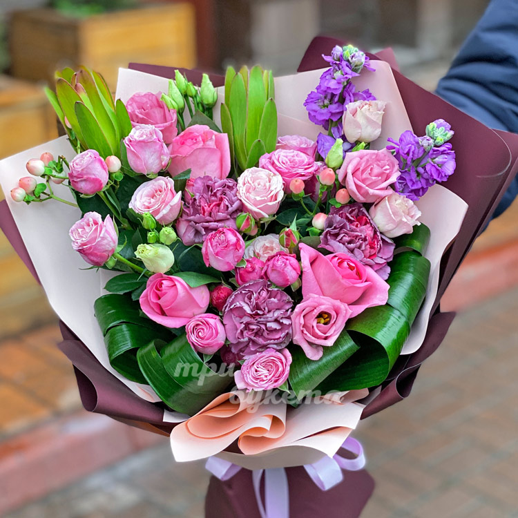 Букет розовых роз на 14 февраля (крупный план)