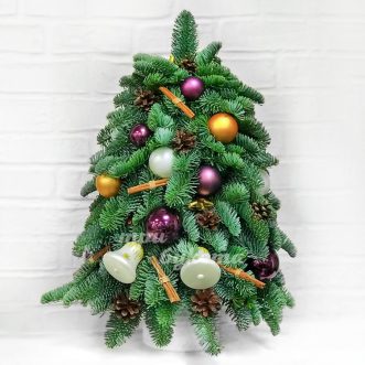 Елка из нобилиса с корицей и шарами