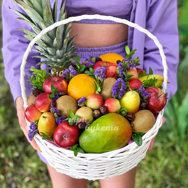 Нектарины, манго и ананас в корзине