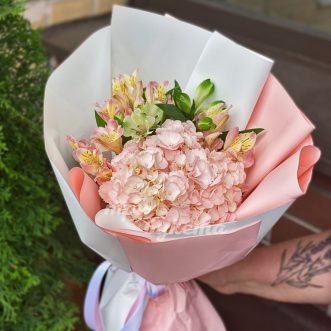 Букет из гортензии и альстромерий