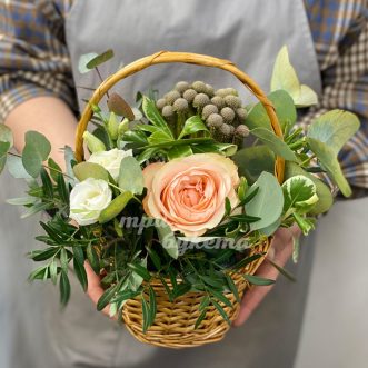 Корзинка с розой, эвкалиптом и брунией