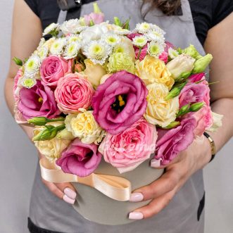 Пионовидные розы и эустомы в коробке