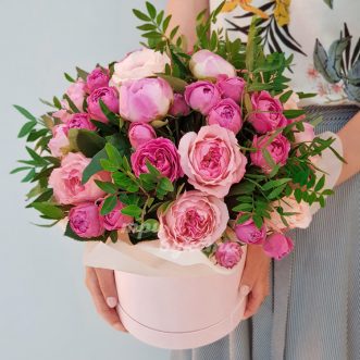 Розовые пионовидные розы в коробке