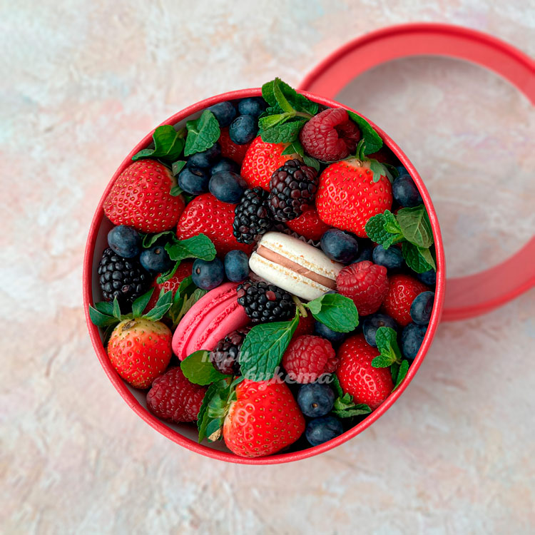 korobochka-klubniki-yagod-i-makarun