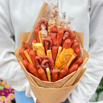 Крафт-букет с колбасками и сыром