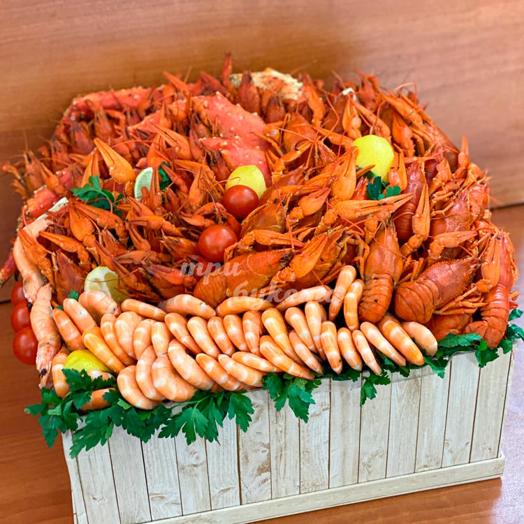 Ящик с раками, креветками и крабом (крупный план)