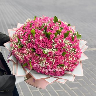 Букет из 251 розовой розы с гипсофилой Букет из 251 розовой розы с гипсофилой