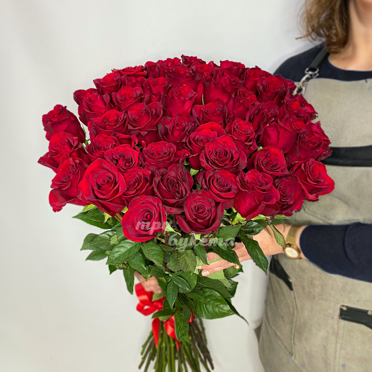 Букет из 51 красной метровой розы (крупный план)