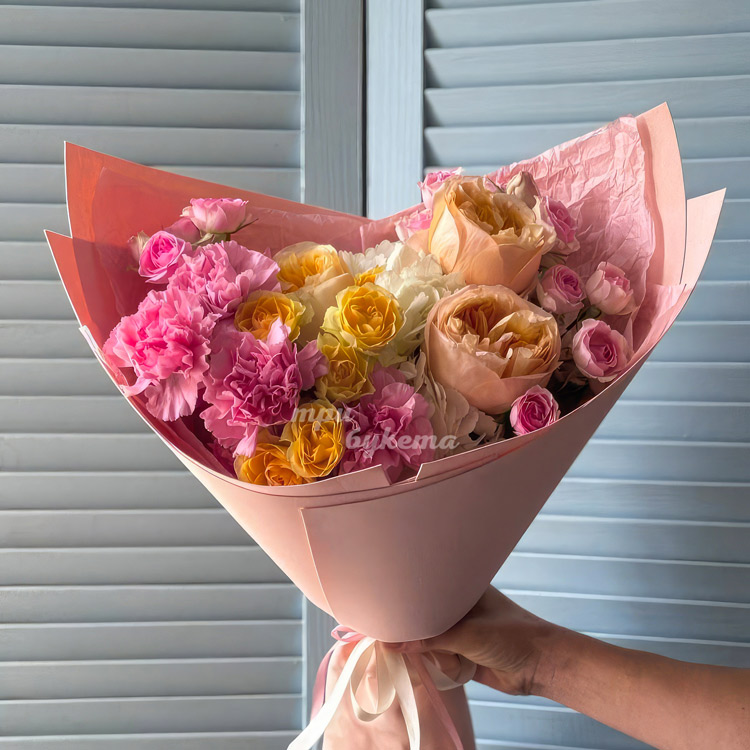 Букет ярких роз и диантусов с гортензией (в руке флориста)