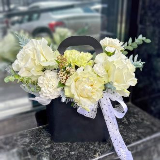 Коробочка белых диантусов и французских роз Коробочка белых диантусов и французских роз