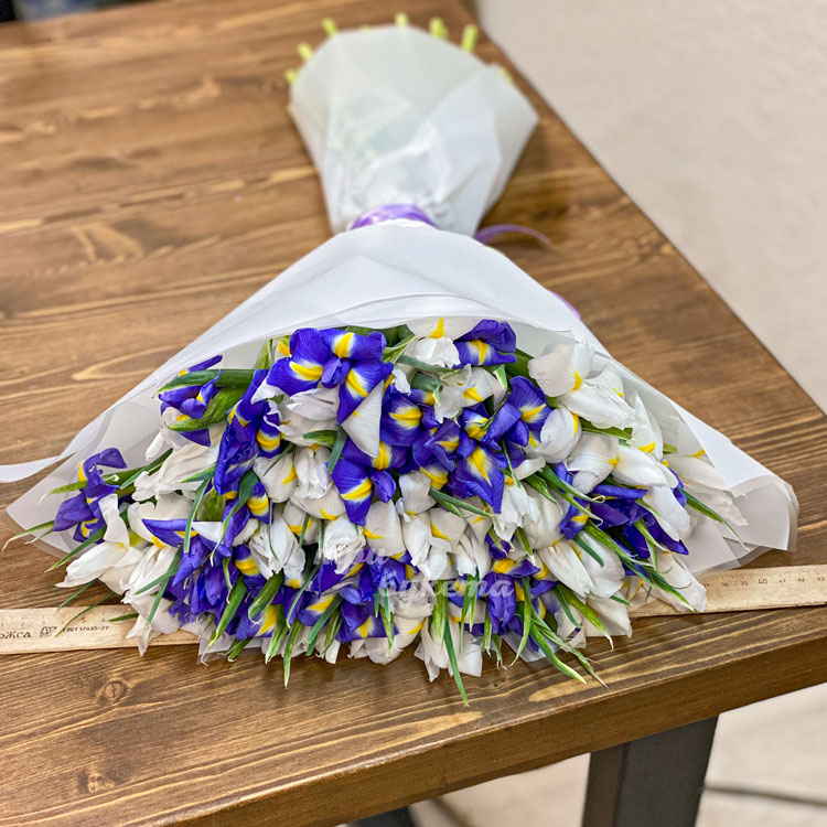 Букет из белых и синих ирисов (букет лежащий на столе)