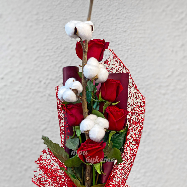 Букет красных роз и шариков хлопка (крупный план)