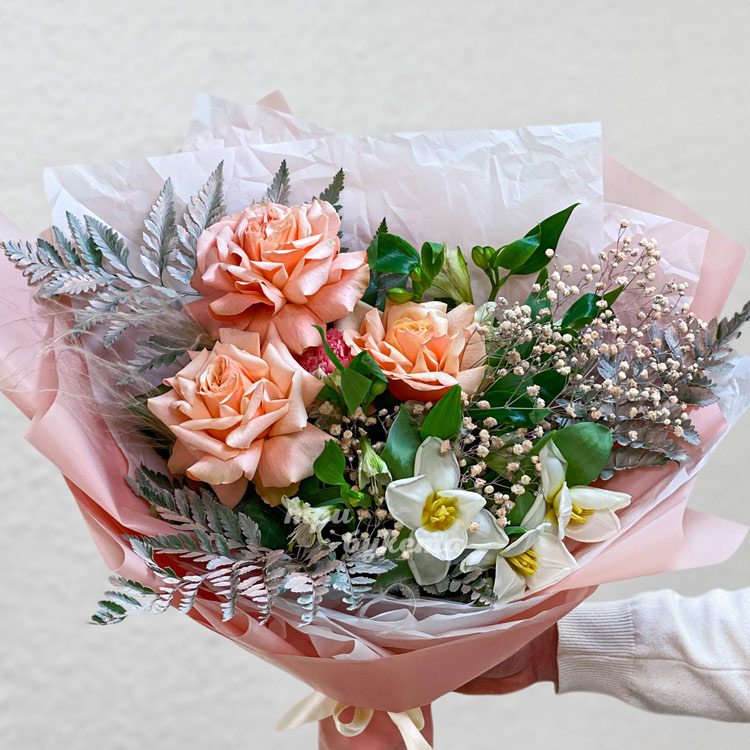 Букет персиковых роз с белыми нарциссами (крупный план)