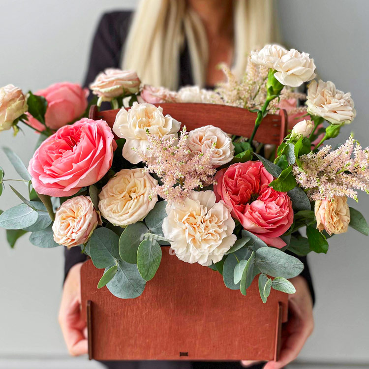 Ящичек роз и гвоздик на 1 сентября (крупный план)