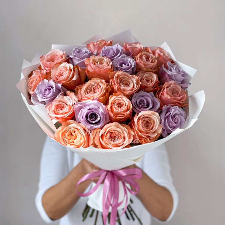 Букет из 25 персиковых и сиреневых роз (в руках флориста)