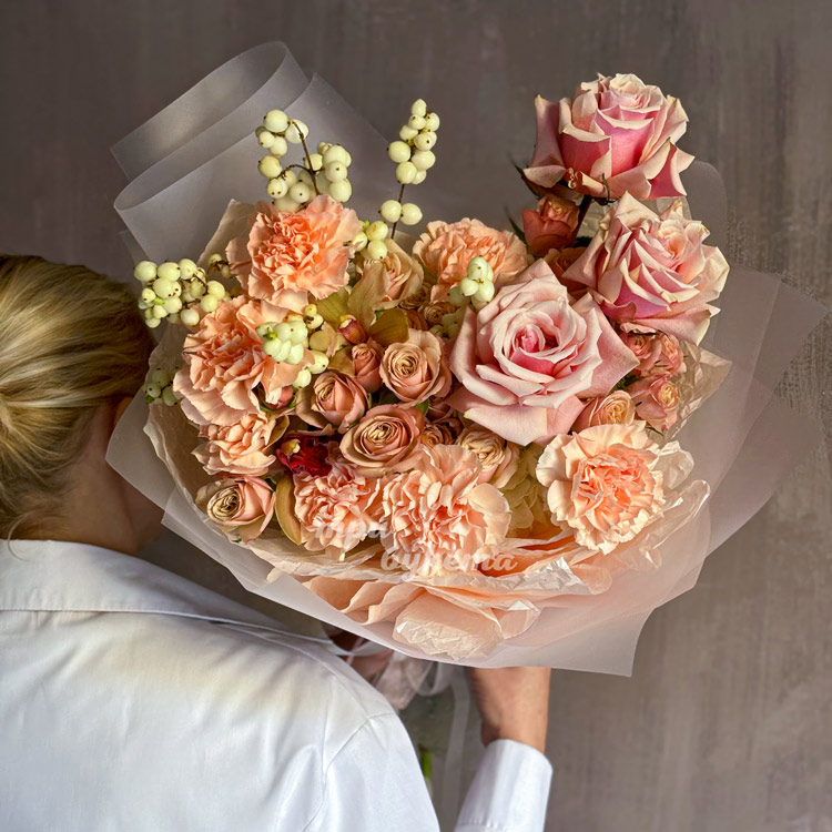 Осенний букет французских роз и диантусов (на плече)