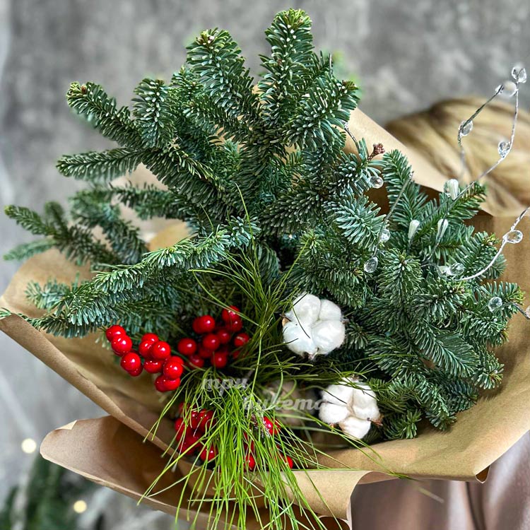 Букет из нобилиса с ягодами и хлопком (крупный план)