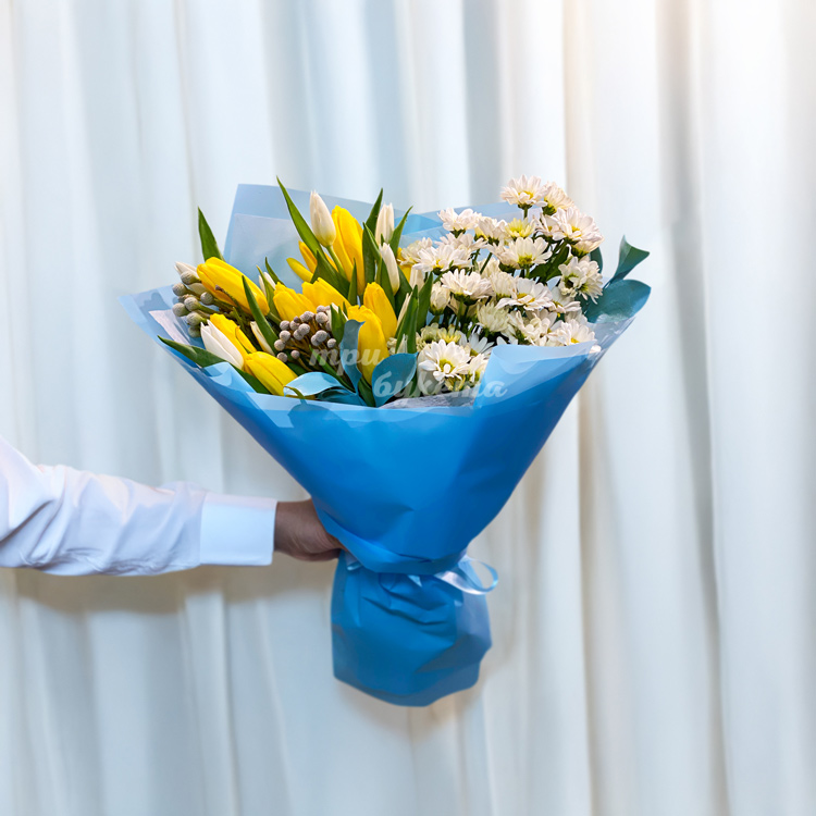 Синий букет из хризантем и тюльпанов