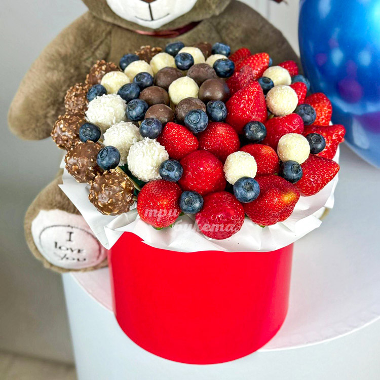 Набор из мягкой игрушки, шариков и клубники (крупный план на ягодах)