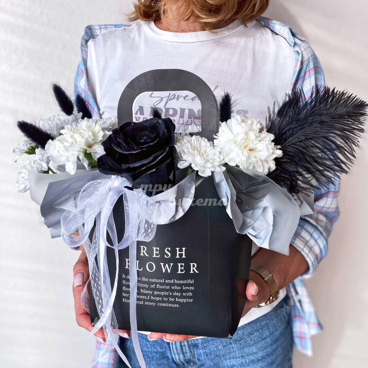 Черно-белая композиция в сумке (в руках флориста)